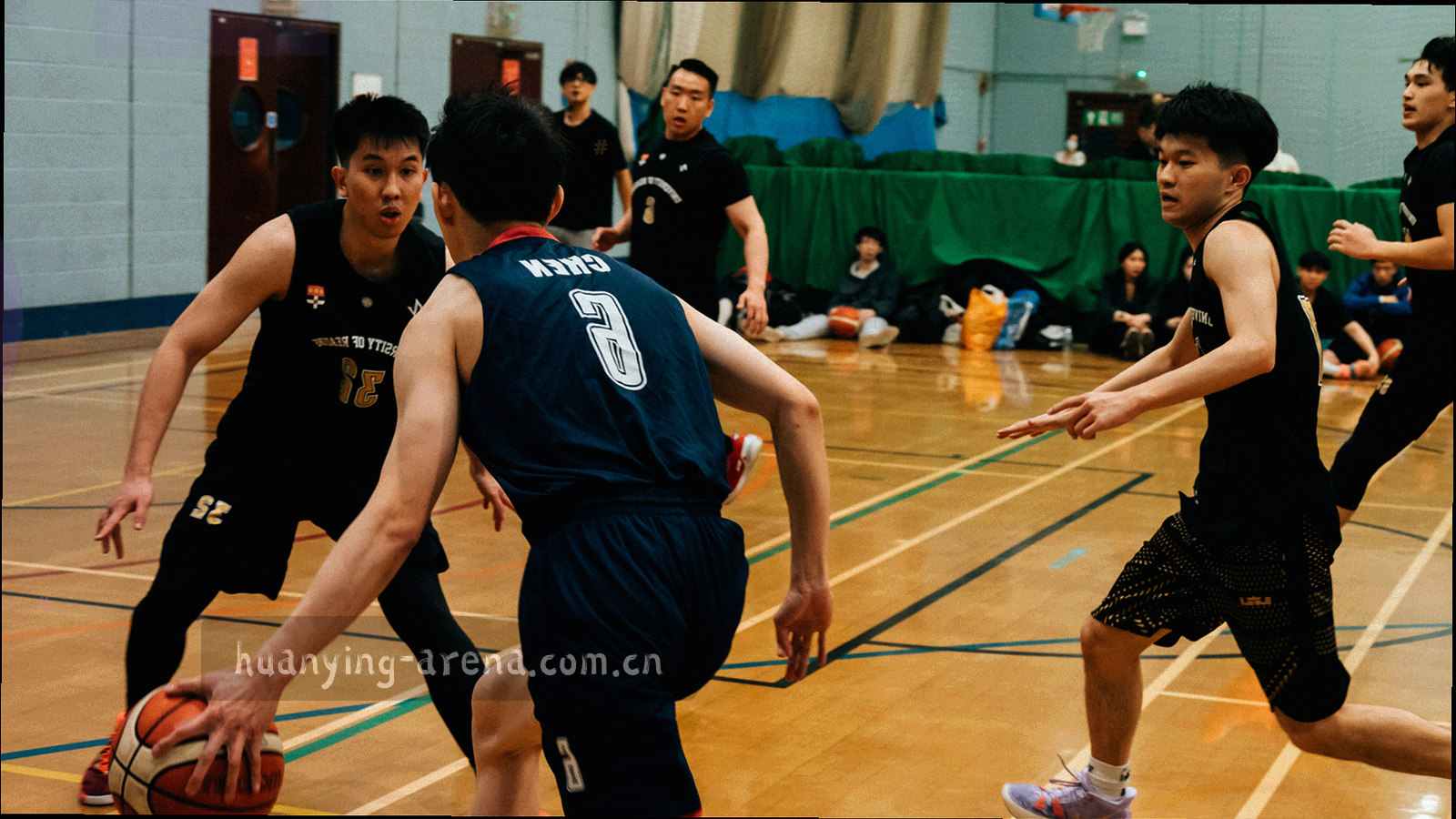 夜间球场灯光与看台轮廓构成的低光抽象画面